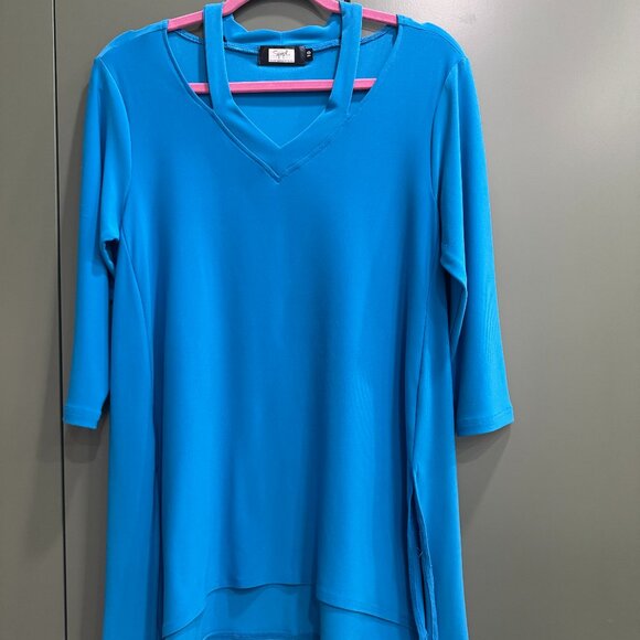 Asymmetrical Sympli Top - Picture 1 of 1